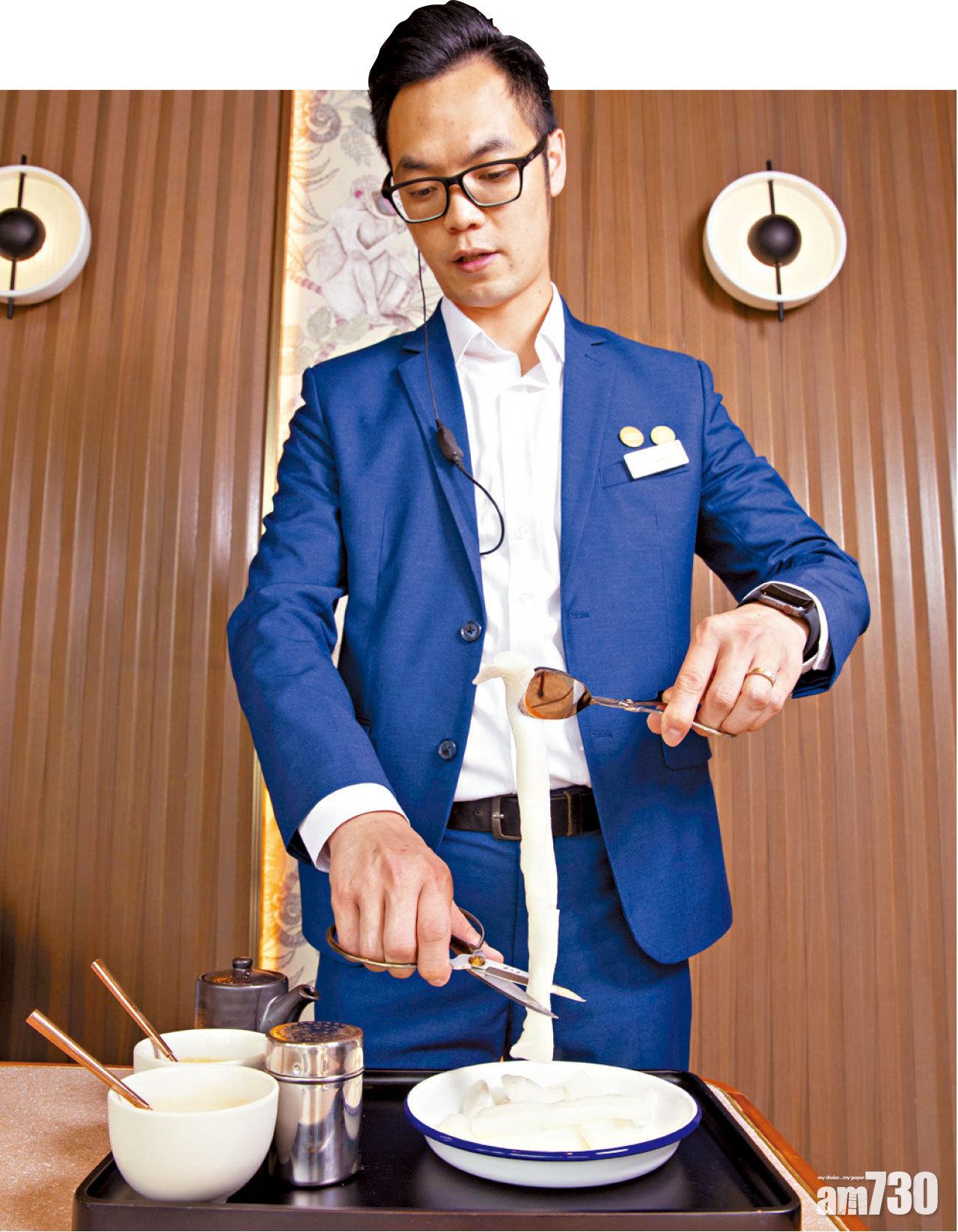 鉸剪腸粉,懷舊街頭景象登堂入室,侍應先在碟上鋪牛油紙塗生油,然後拿起鐵鉸剪「嚓、嚓、嚓」,手起剪落,將長長布拉腸粉剪成小塊,再澆上豉油、麻醬、甜醬、辣醬、芝麻。$33