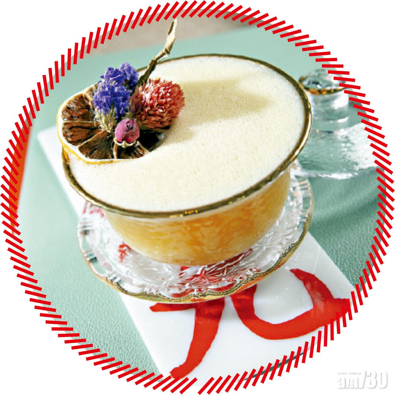 「周星星」,調酒師將茉莉花茶與氈酒、檸檬汁及蛋白混合,同置茶杯之中,茶與酒這對浪漫與狂野的組合,不就是電影的橋段麼?