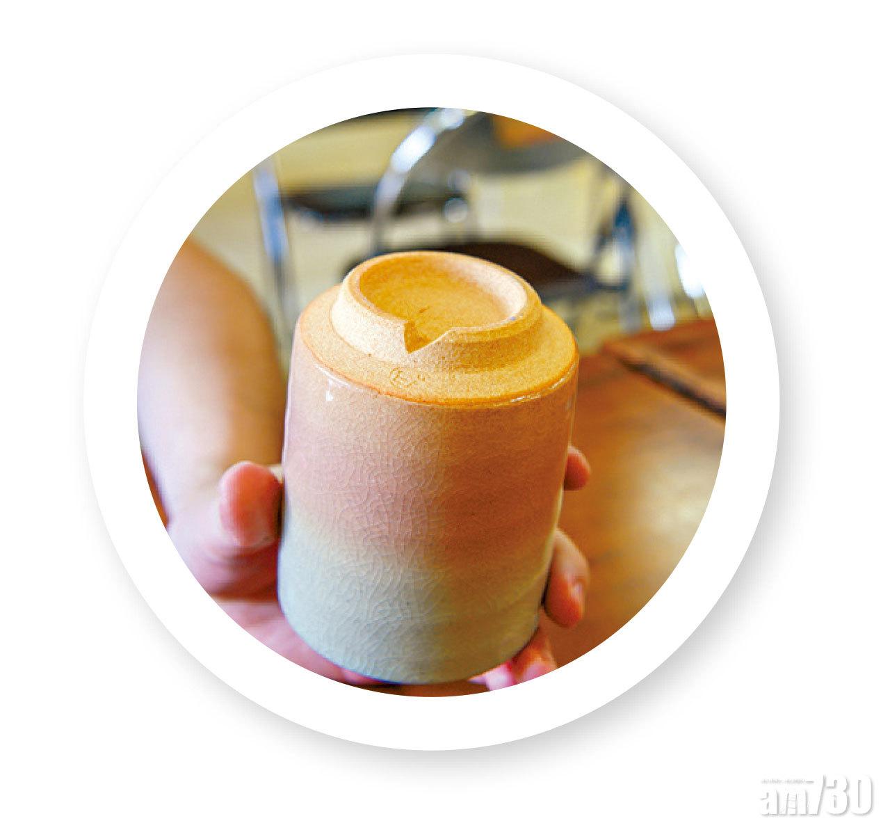 萩燒是日本皇室貢品,平民要刻意將它弄成崩角的「爛杯」才可使用。