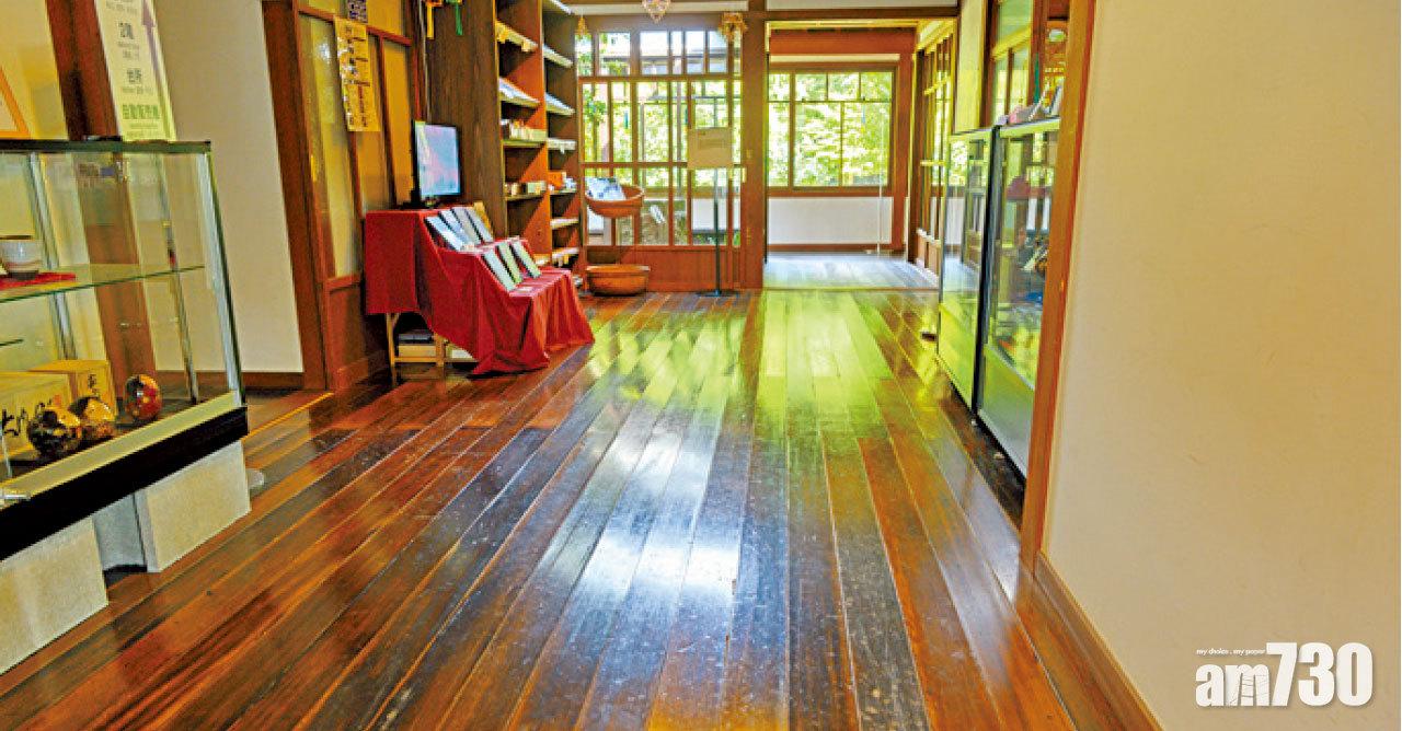 這種黑木地板已有百年歷史,光滑表面需要年月累積。