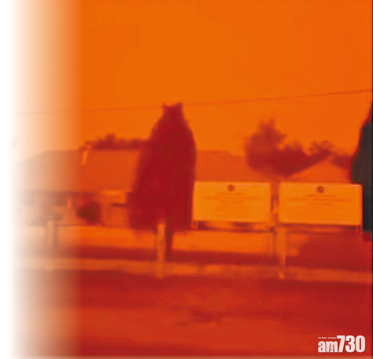 房屋都被紅霧籠罩。(互聯網)