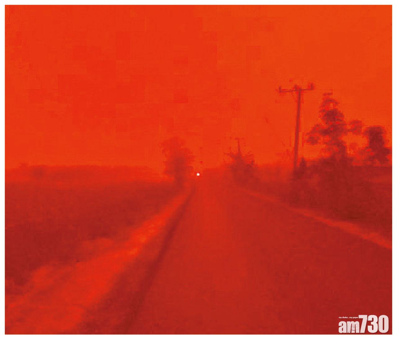 紅霧不見盡頭。