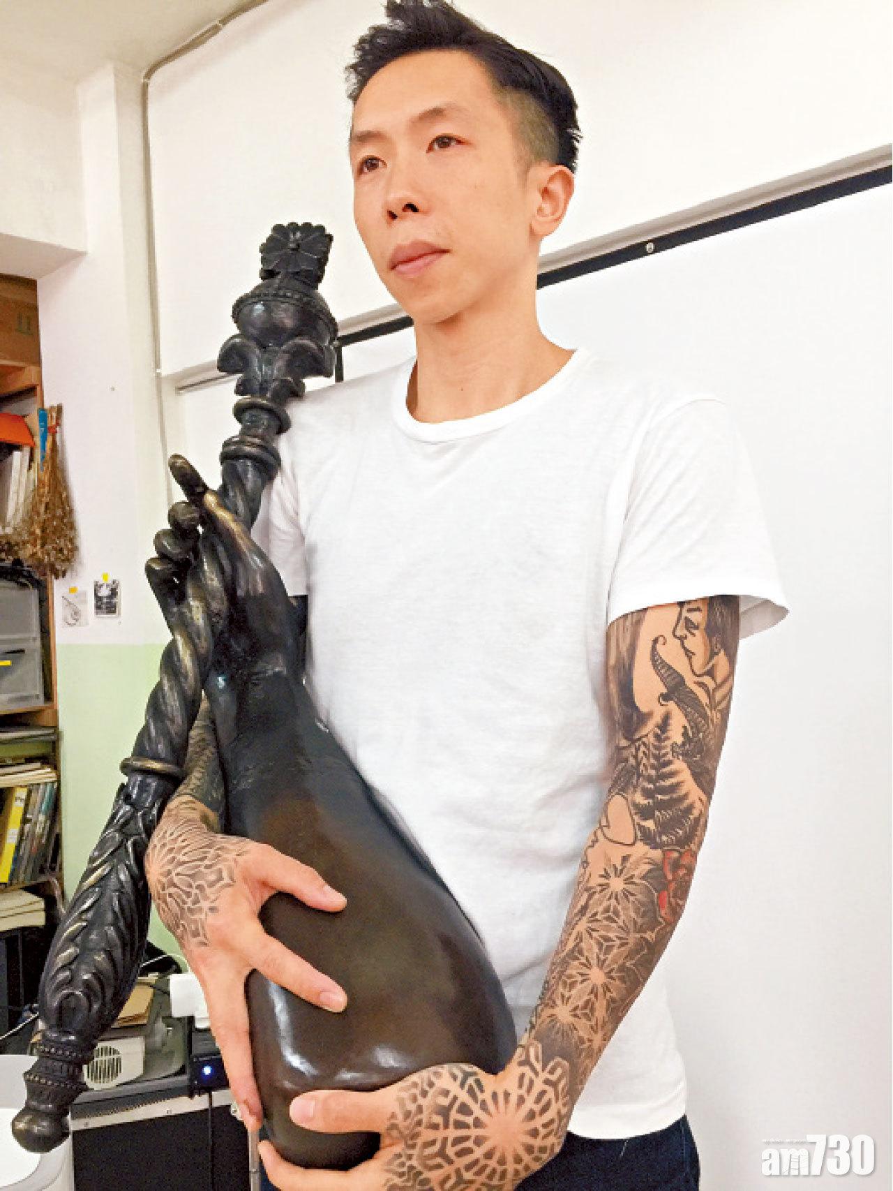 藝術家李繼忠重塑女皇的手臂和權杖,還原香港日佔時期的一段歷史。
