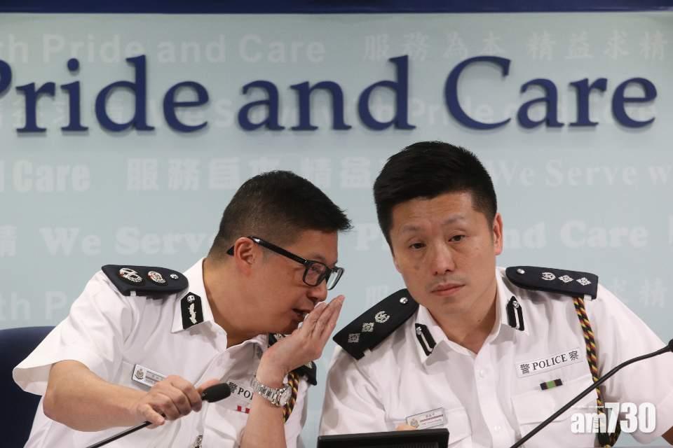 在警方記者會上,鄧炳強(左)與謝振中「咬耳仔」。(黃文山攝)