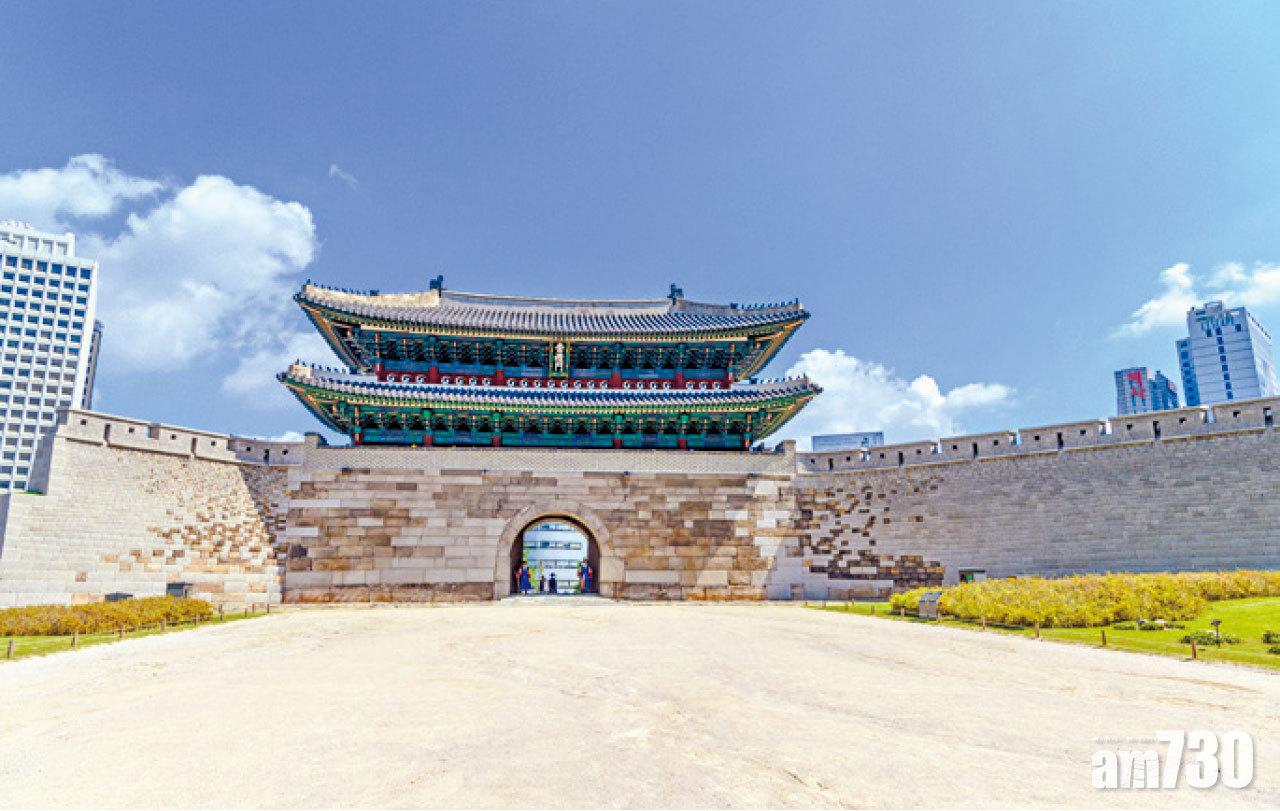 俗稱南大門的崇禮門是當時朝鮮最大城門,都市發展下已被高樓包圍。