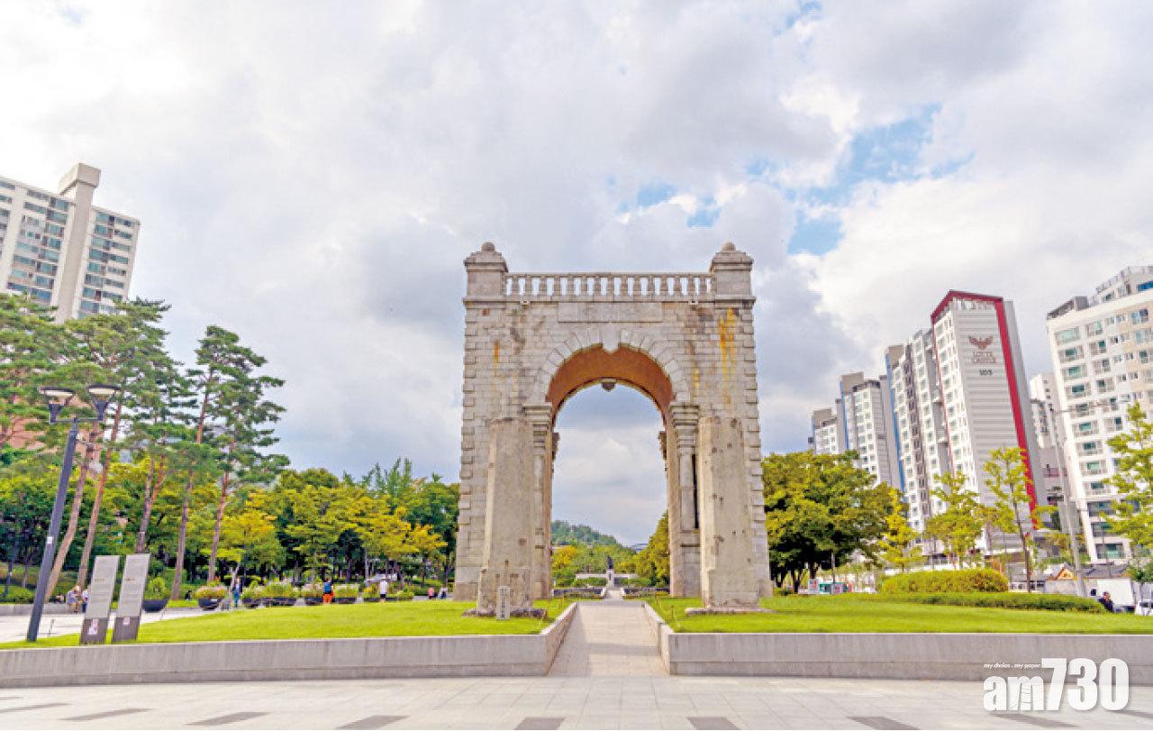離開仁王山後坐地鐵前可順道遊獨立公園,這裡有個模仿法國凱旋門地標的獨立門。