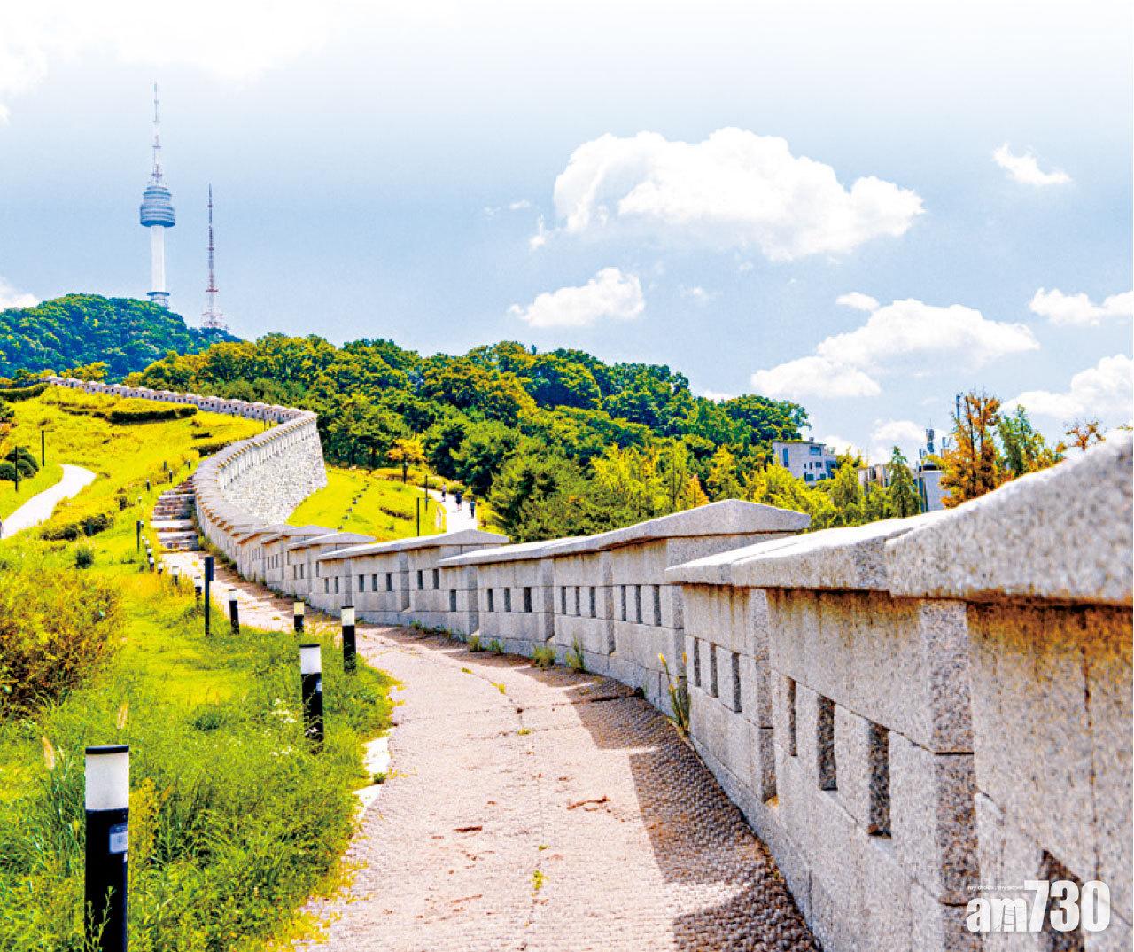 白凡廣場城牆風景最美,正前方是首爾塔,也是欣賞夜景的好地方。