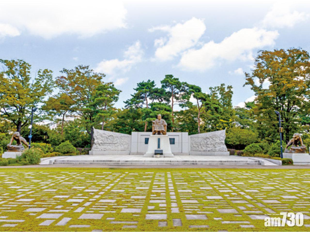 市中心的白凡廣場有一個偌大的綠化空間,放置韓國先烈雕像。