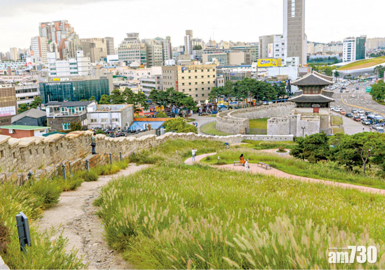東大門城廓公園的最高處,可俯瞰東大門及灰銀色像太空船設計的廣場。