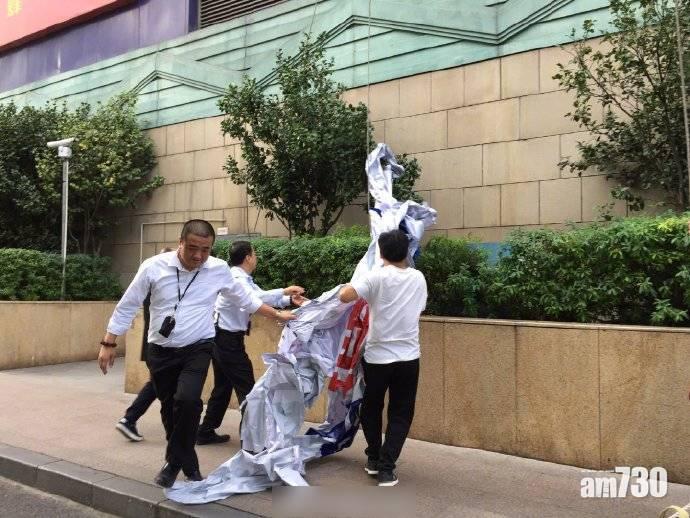 被拆下的海報。(互聯網)