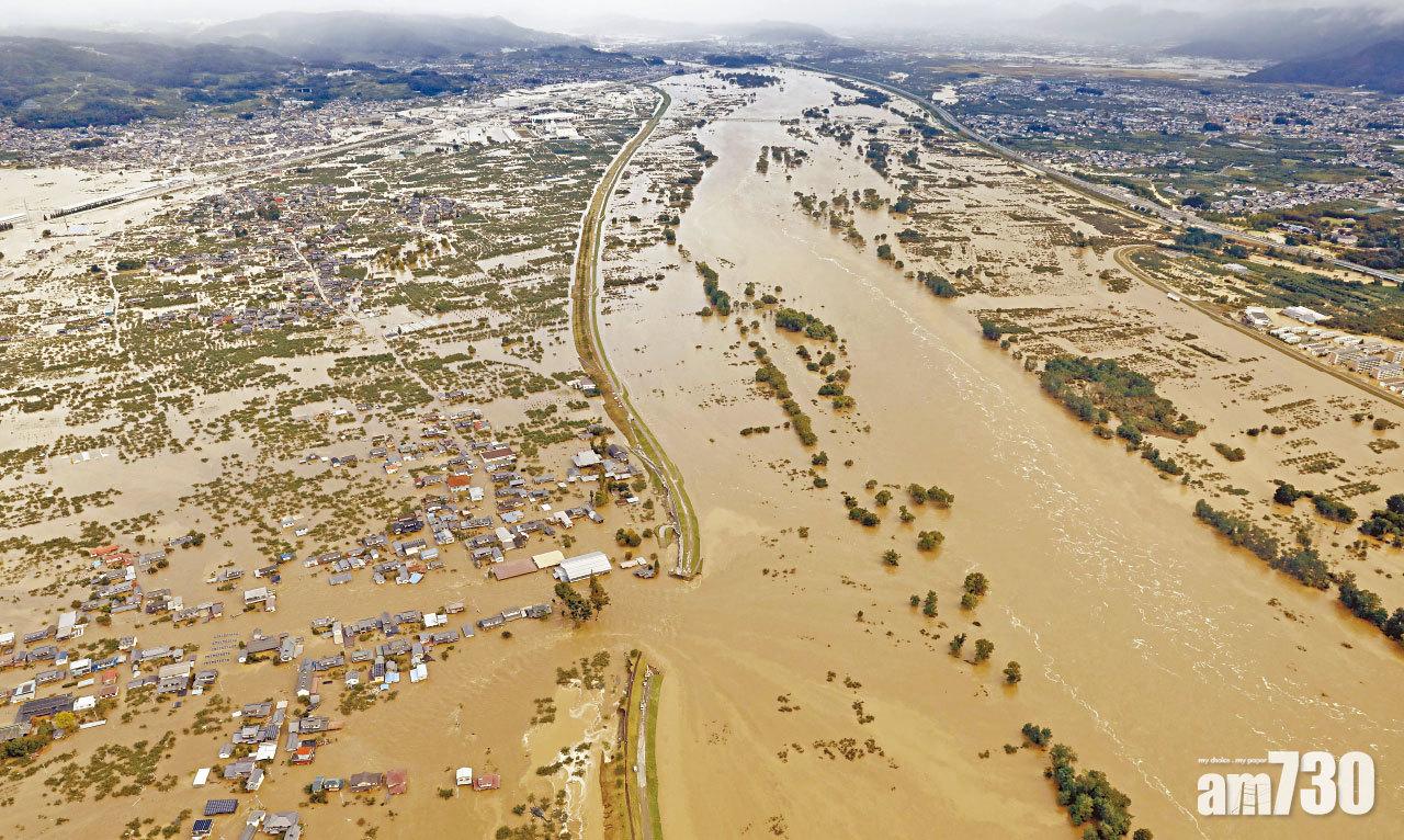 1.千曲川在暴雨下決堤,長野縣頓變澤國,民居被泥水淹浸。