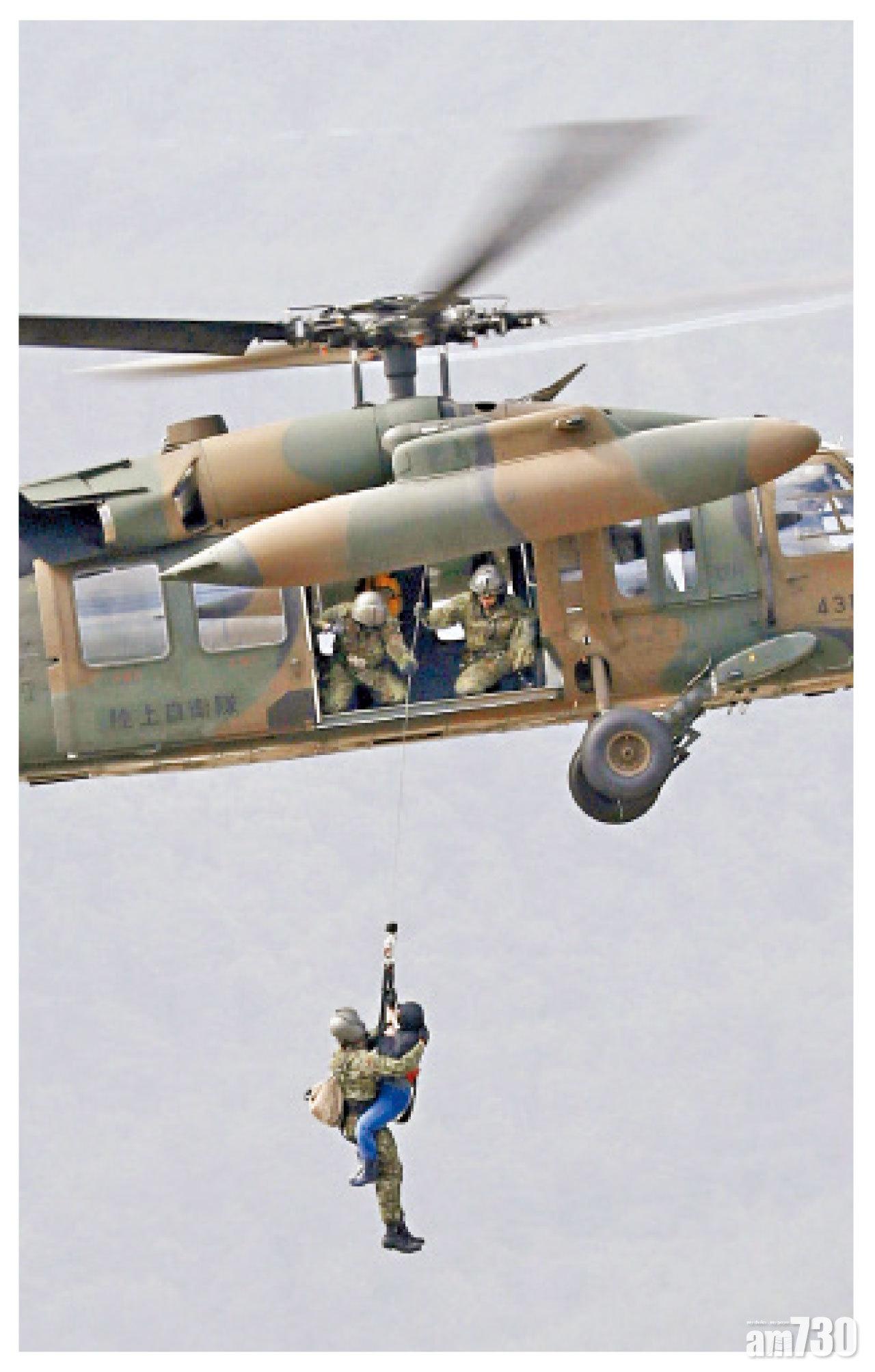 2.居民遭洪水圍困由直升機救起,但在福島縣的行動中不幸有一名老婦從半空墮斃。