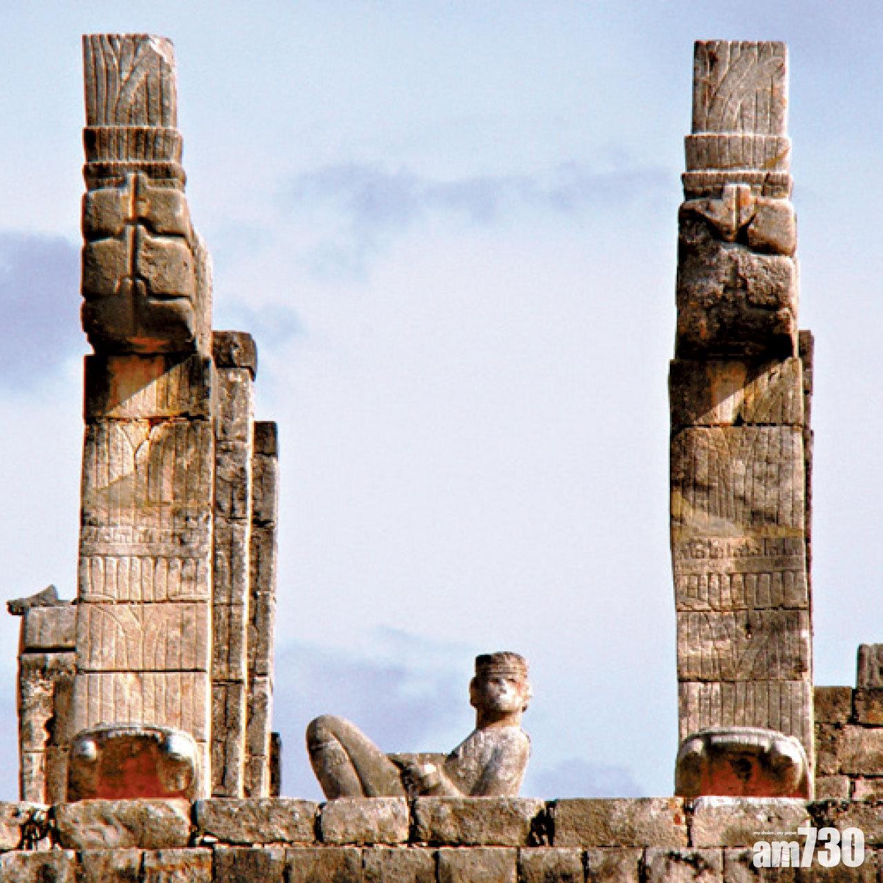 戰士神殿頂部有著名的查克莫祭壇雕像。