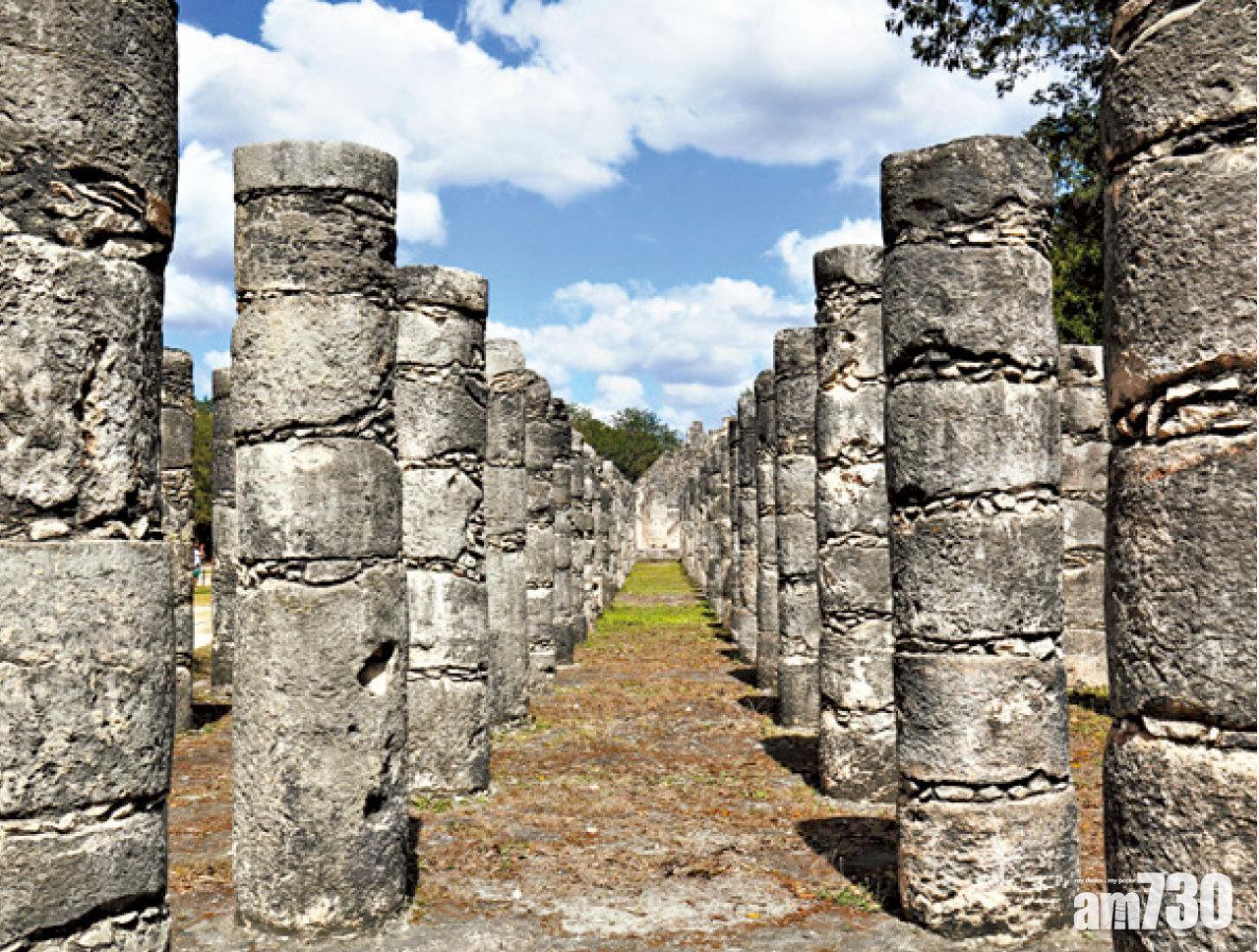 戰士神殿外圍有密集的石柱陣。