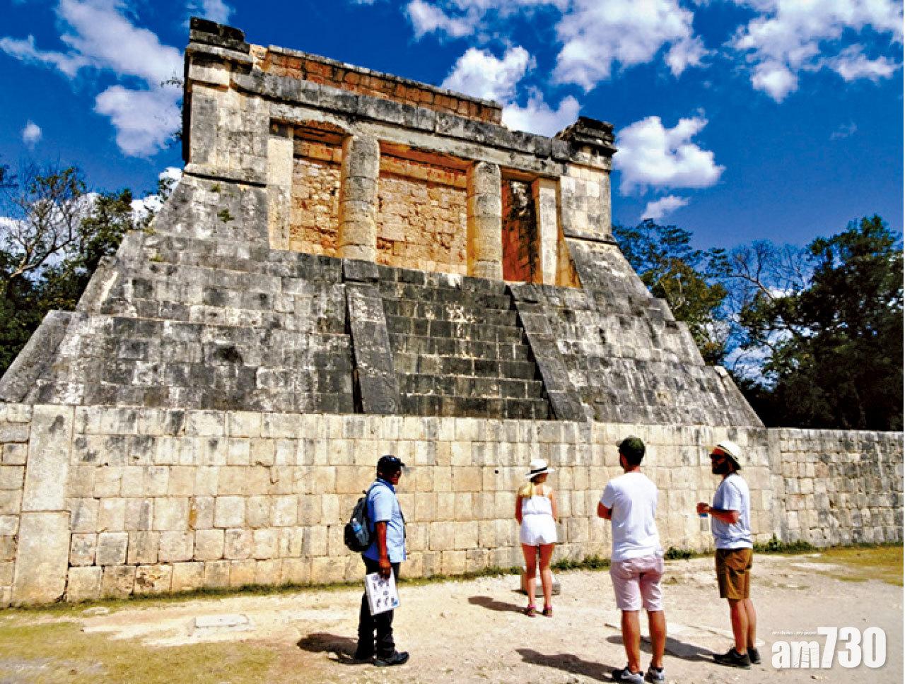 美洲豹神殿在大足球場旁邊。