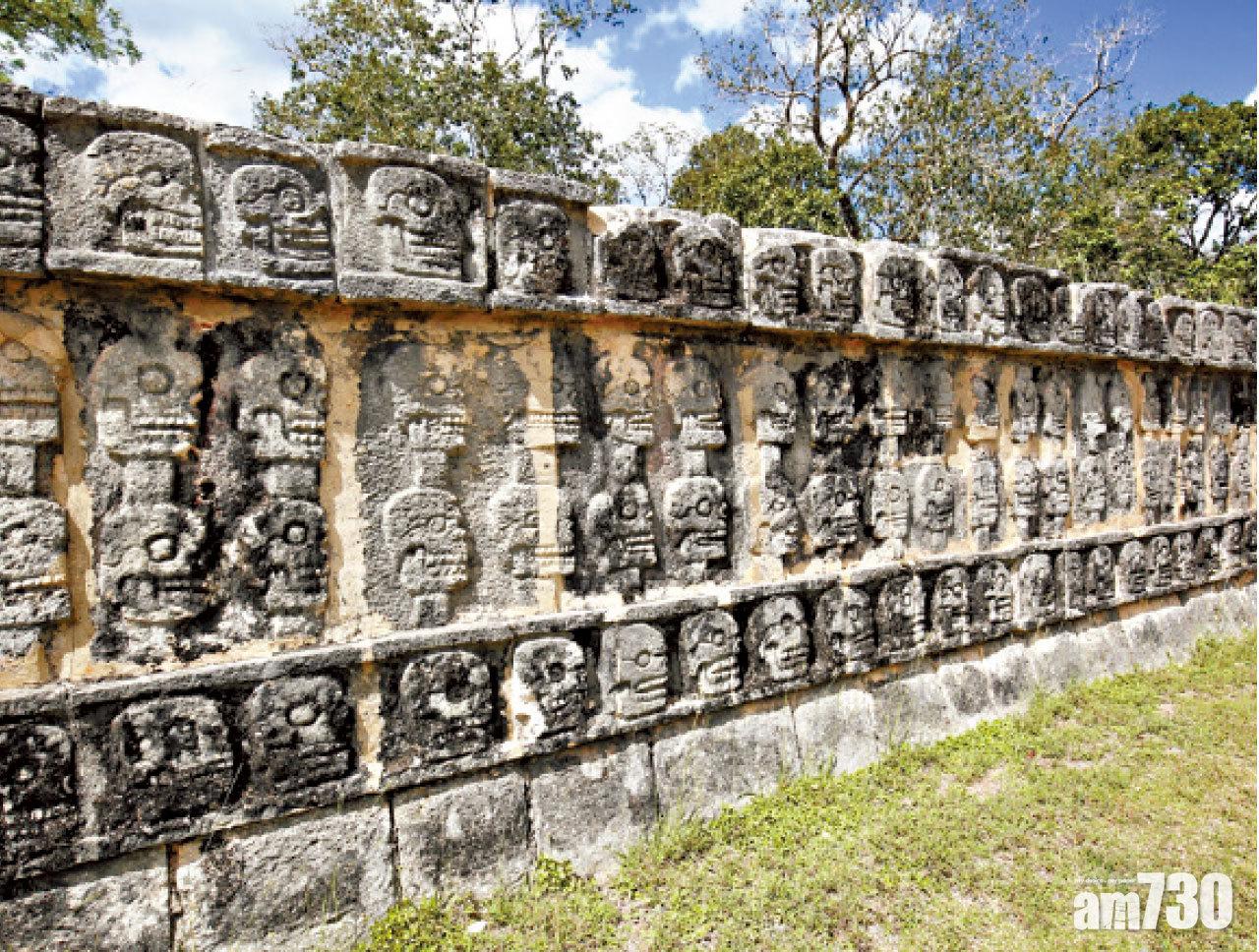 頭蓋骨台座上有多種表情的演繹,似在訴說饒富意義的故事。