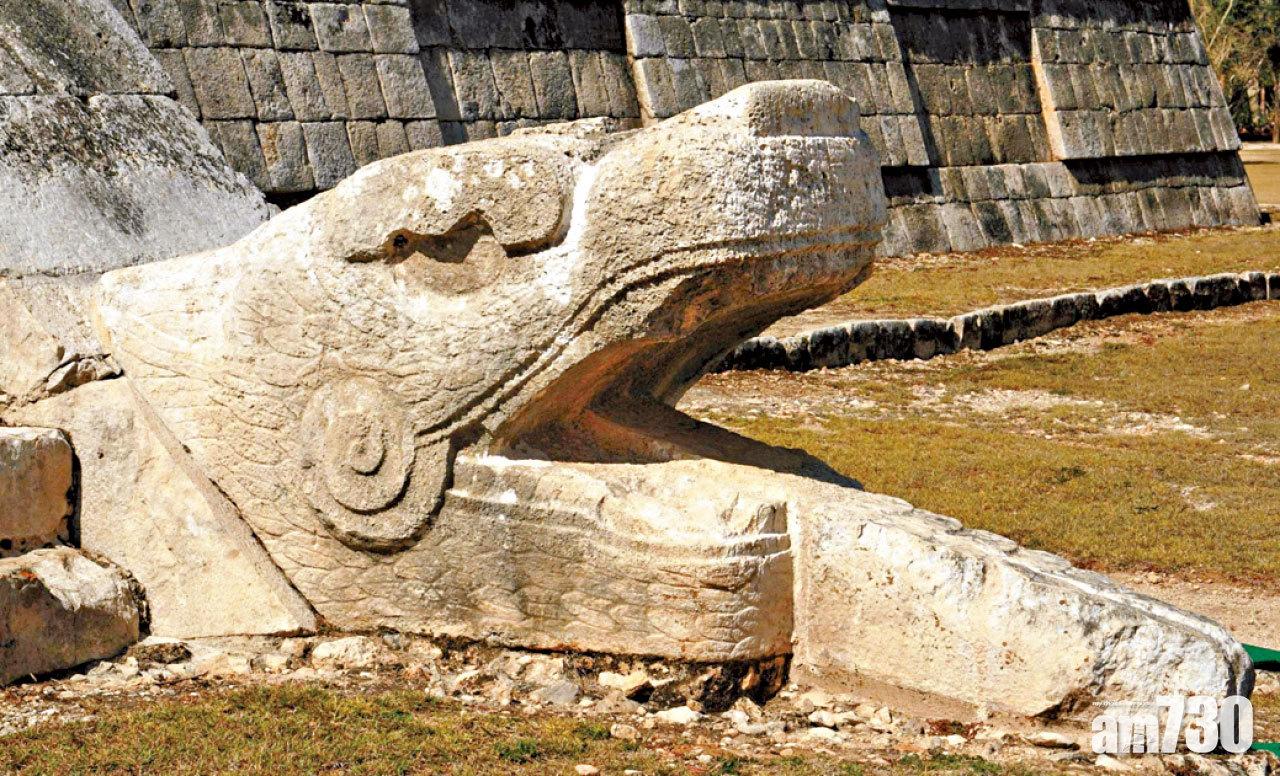 金字塔底部的巨型羽蛇神石雕。