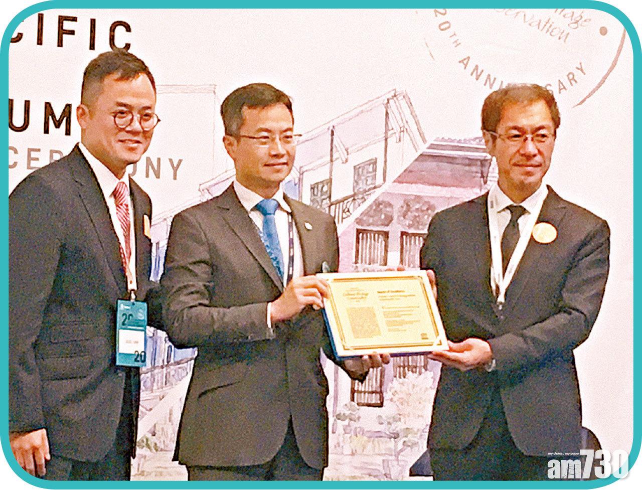 馬會慈善及社區事務執行總監張亮(中) 、聯合國教科文組織曼谷辦事處Director Shigeru Aoyagi (右); 及香港發展局文物保育專員任浩晨(左)於頒獎典禮時攝。