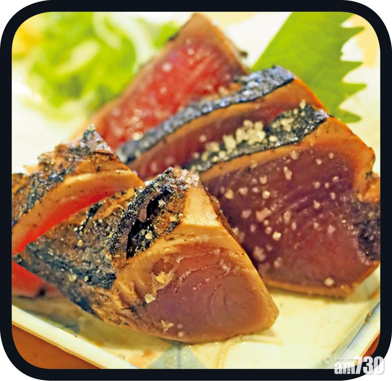 「明神丸」的炙烤鰹魚,炭火香撲鼻,吃時蘸點生蒜、蔥花更鮮美,售700日圓。