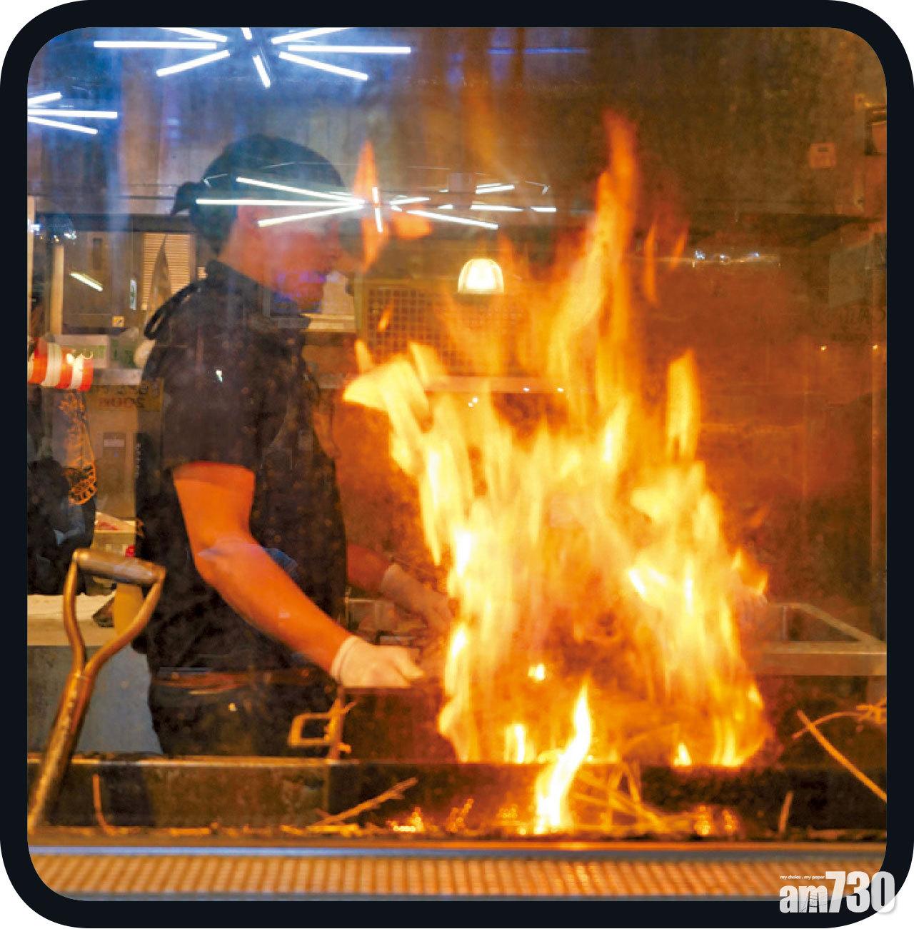 食客可隔着玻璃,一睹師傅以大火炙烤鰹魚。