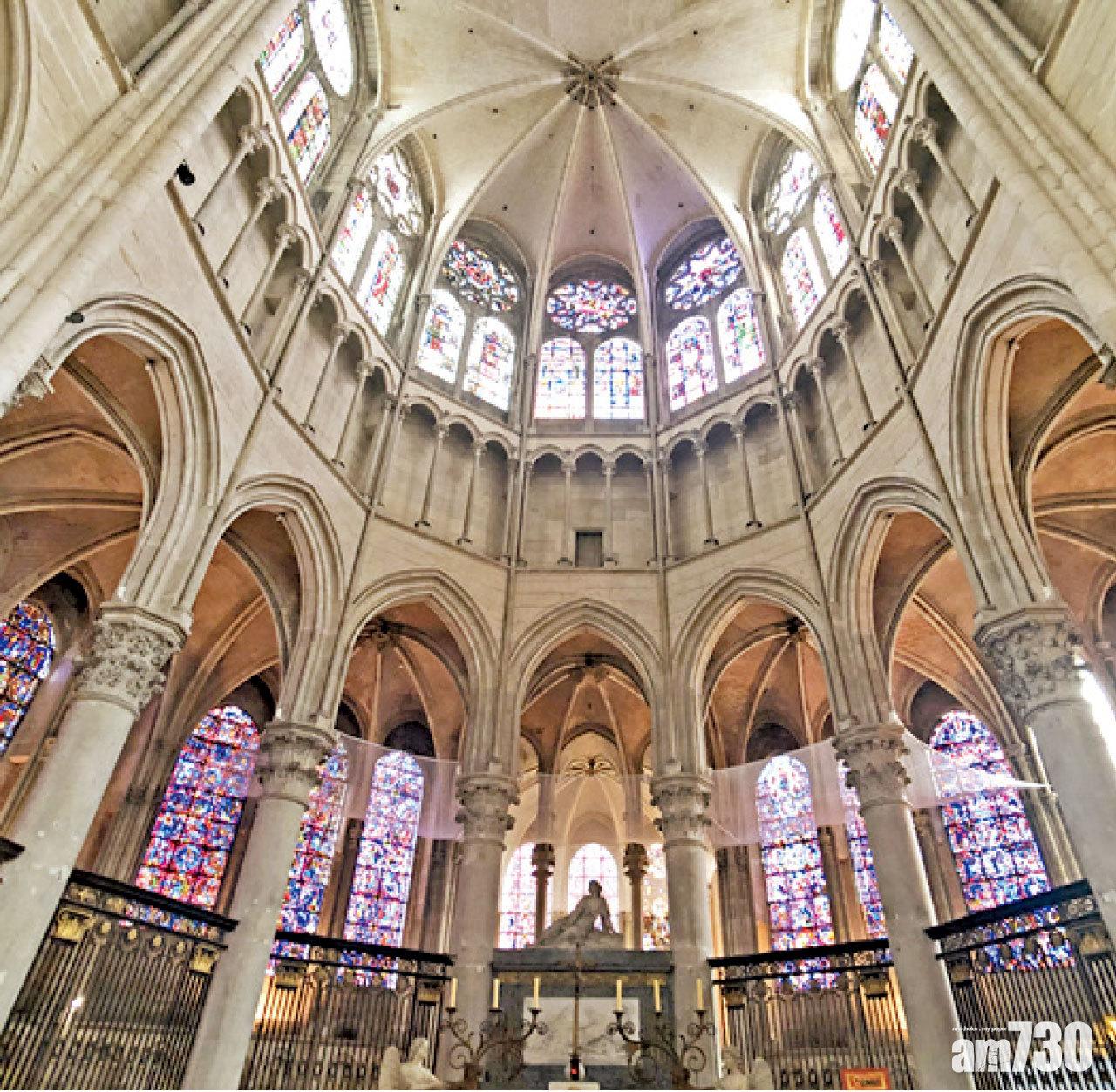Cathédrale Saint-Étienne d’Auxerre的彩色玻璃及地下古墓,是不可錯過的景點。