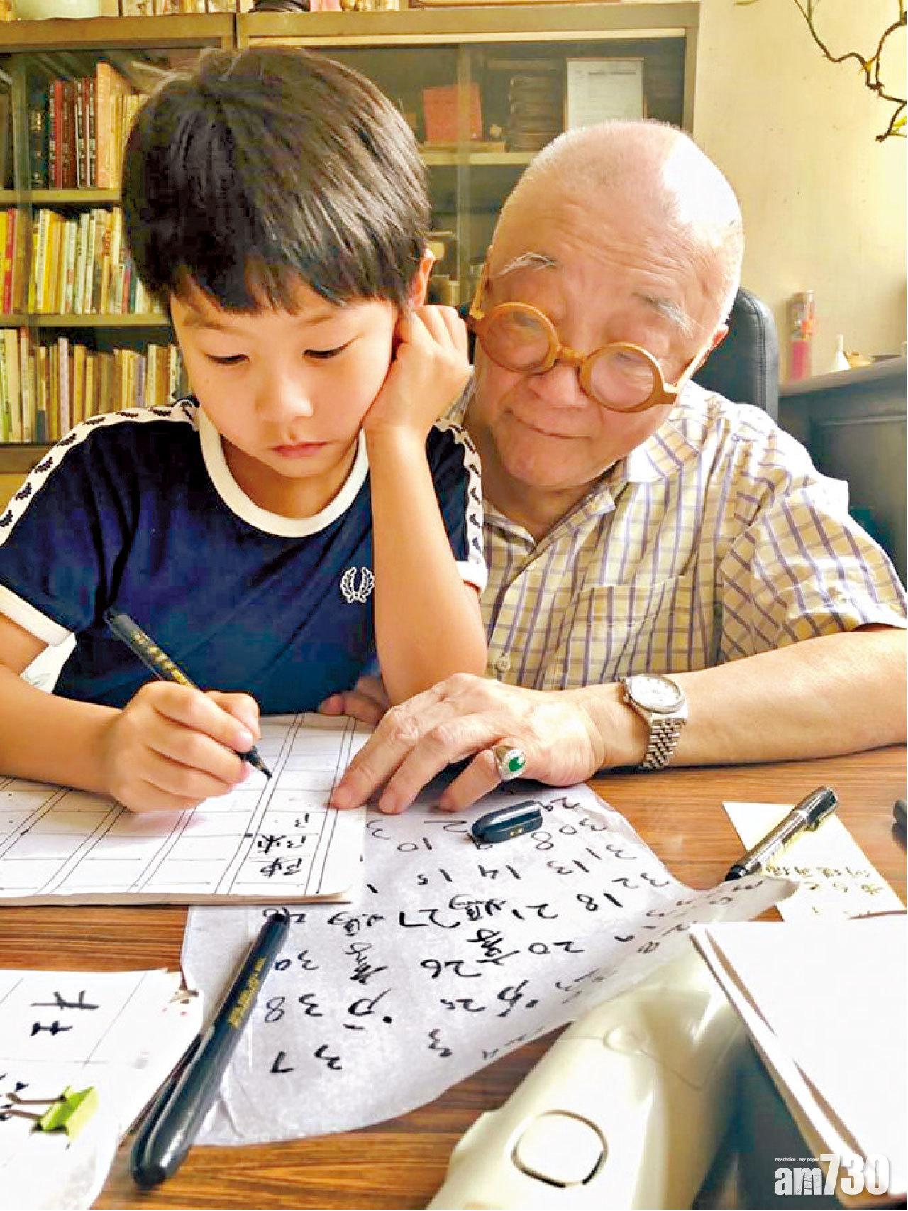 80歲的乾爹朱增祥是著名骨傷科中醫,能讓契孫感受書法的樂趣。