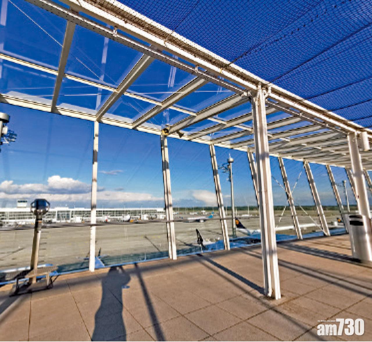 近距離觀看停機坪及飛機升降。