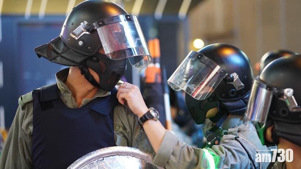 有警員懷疑刻意遮蓋制服上的警員編號。