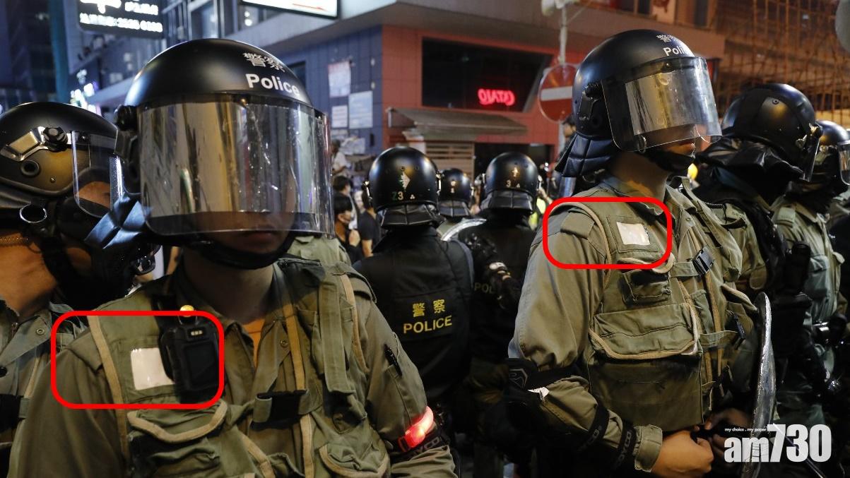 有警員展示空白的白卡。