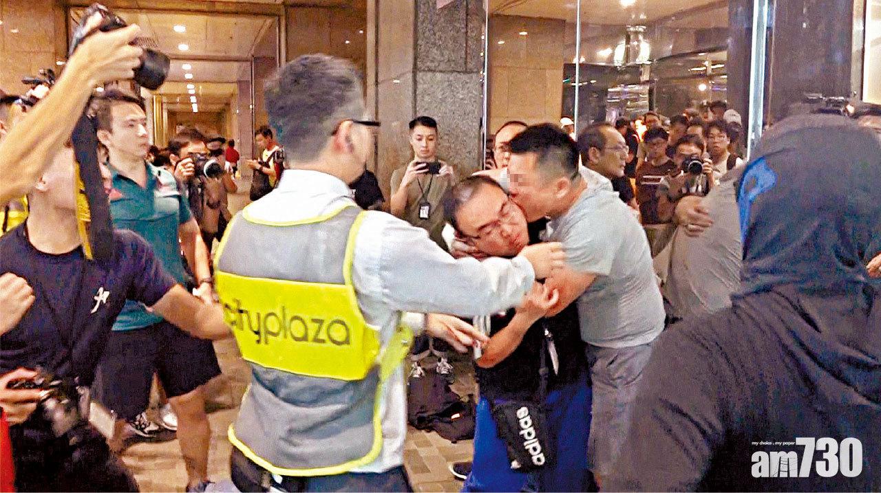 灰衣男撲向趙家賢。(互聯網)