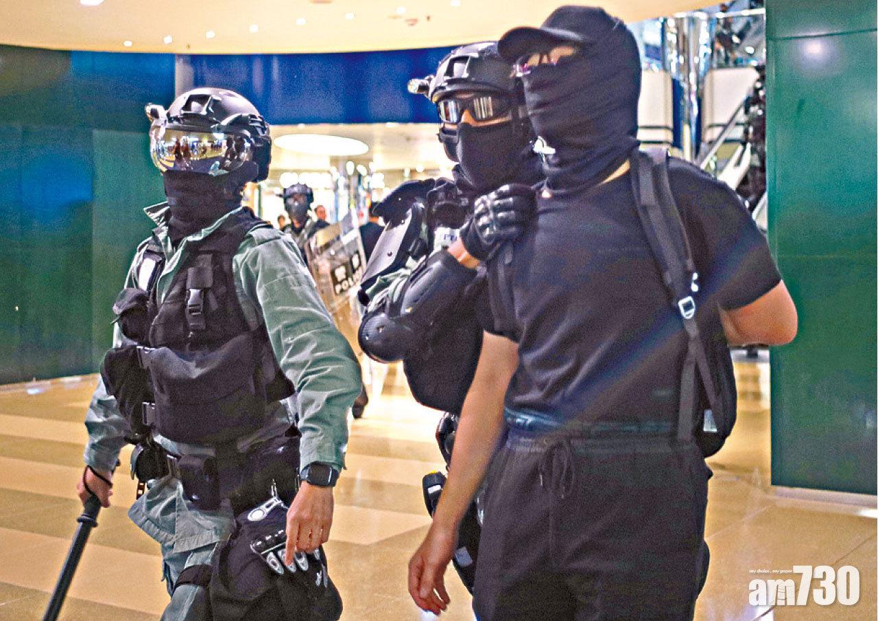 防暴警員昨晚在太古城中心帶走一名蒙面男子。(莊振邦攝)