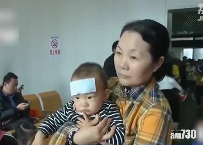 內媒指,到醫院求診的兒童普遍都貼了退熱貼。(互聯網)