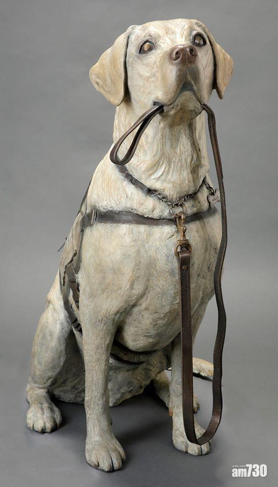 服務犬Sully的銅像。