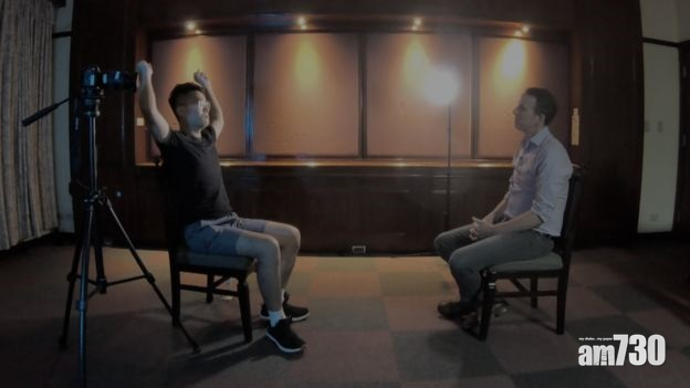 他示範雙手遭鎖上鎖鏈後,被迫舉高雙手數小時。