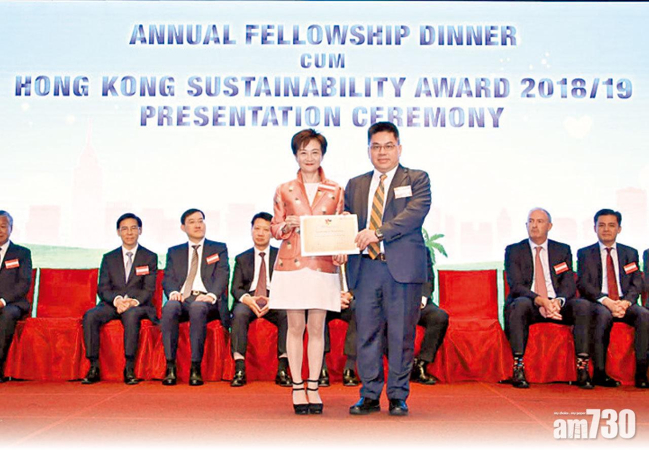 頒獎嘉賓威漢環球傳播機構主席及首席執行官陳一枬教授(左)向恒大代表王善勇頒發獎項。