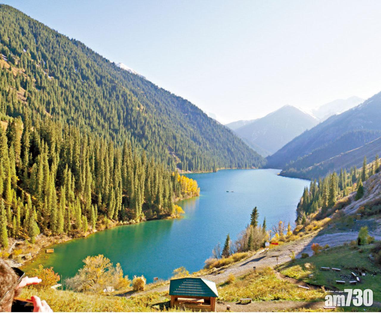 科爾塞湖美得令同行的歐洲朋友讚嘆:「真的很像瑞士!」