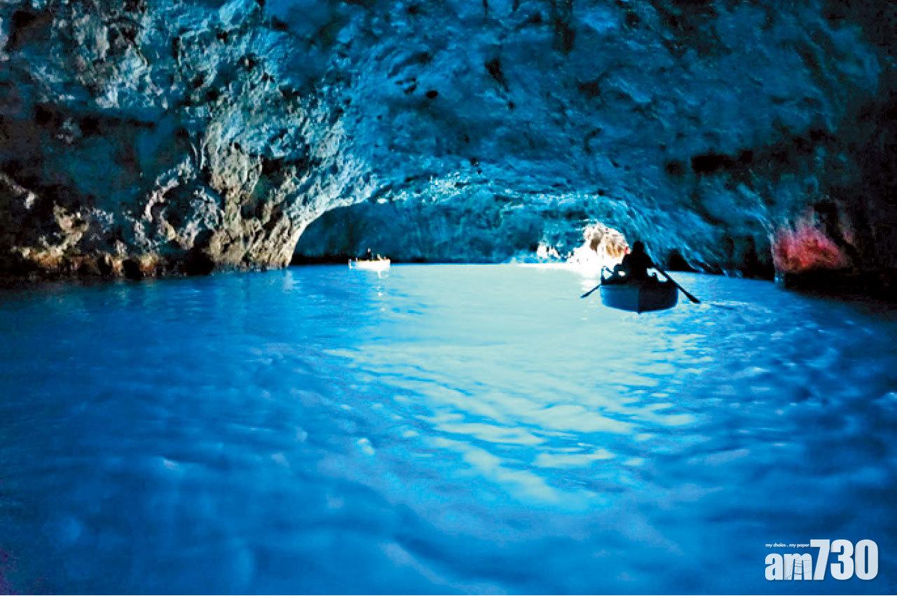 藍洞只容小艇進入,數目受限制,洞內的藍色水世界名不虛傳。