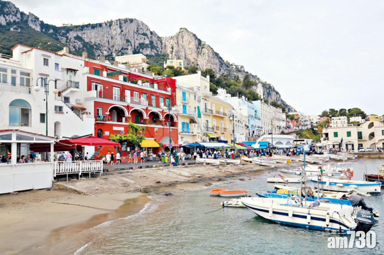 充滿度假風情的卡普里,碼頭一帶有很多小商店。