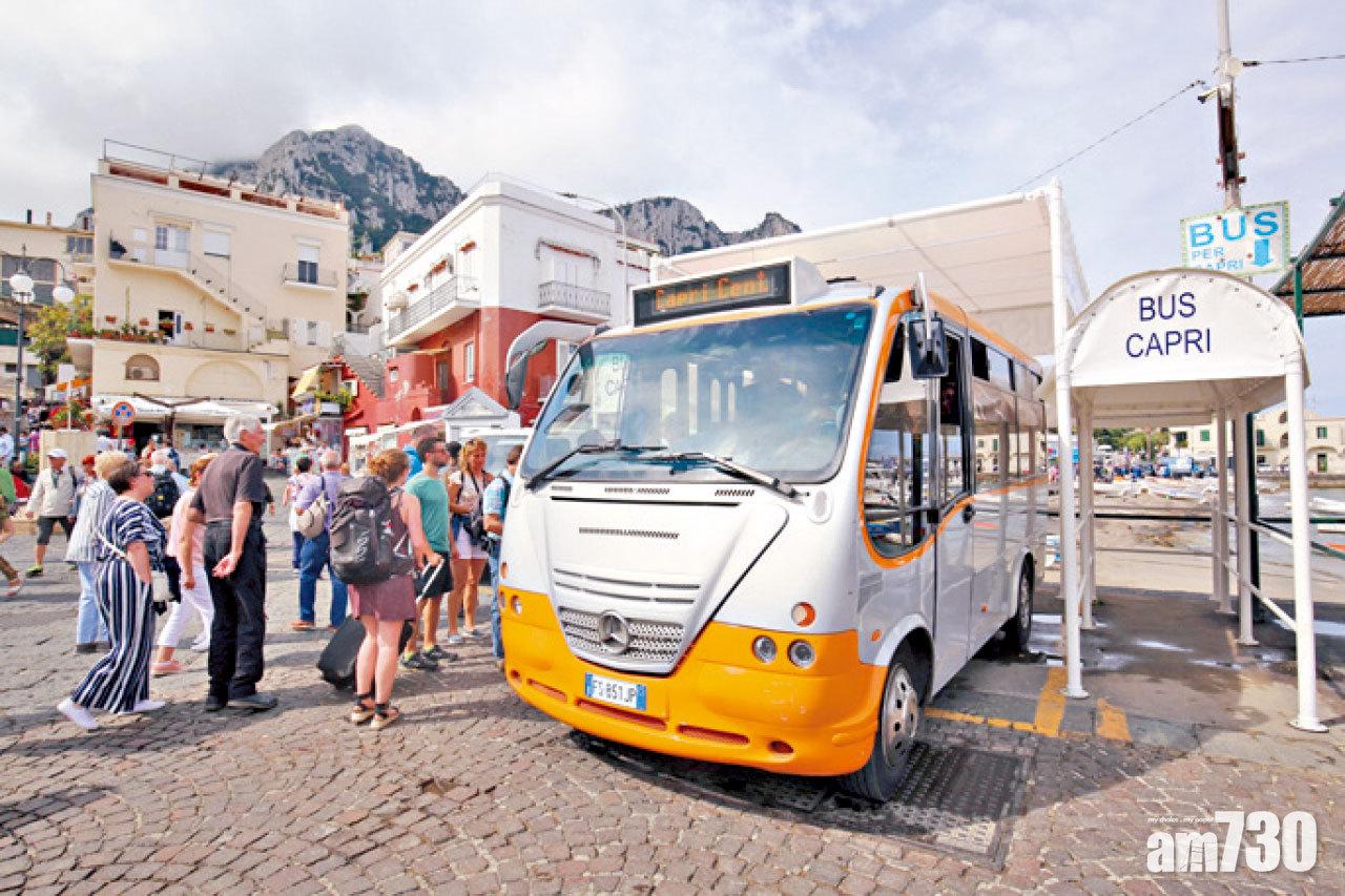 小型巴士是主要交通工具。