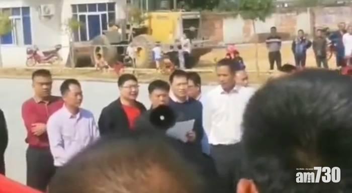 網上流傳李偉華(持大聲公者)宣布永不在當地興建火葬場的短片。(互聯網)