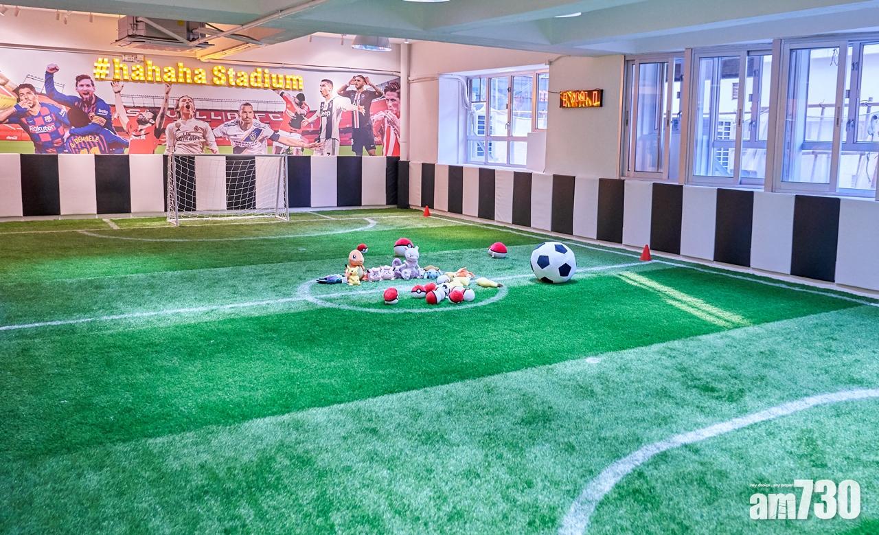 全港獨家室內1,000 呎仿真草足球場可塑性甚高,你想象得到的足球大戰、互射十二碼固然無難度,你想象以外的美國爆紅Spikeball、創新真人版捉精靈一樣有得玩!