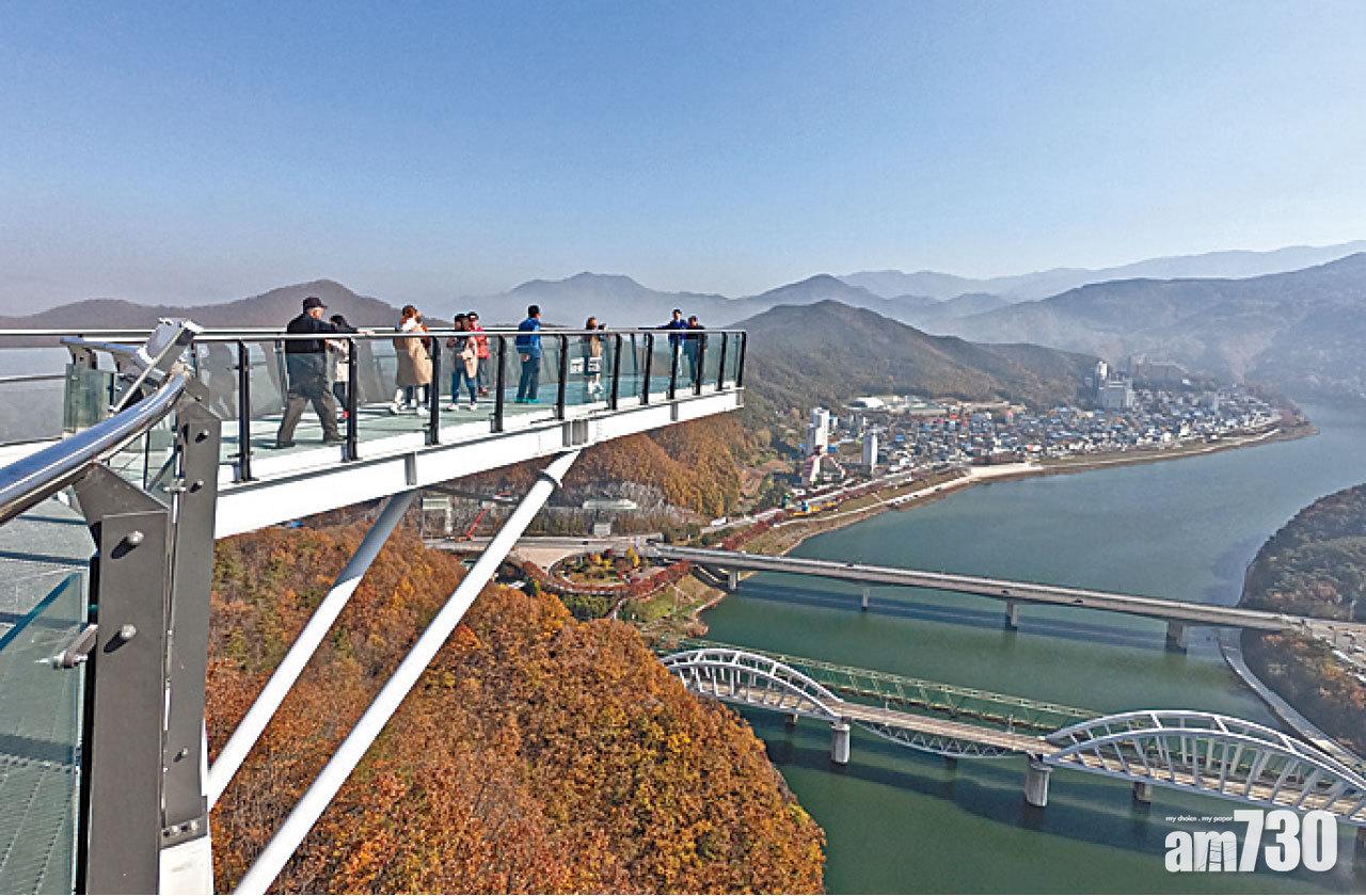 呈圓形的觀景台向外伸延全透明的天空步道,猶如空中行走。