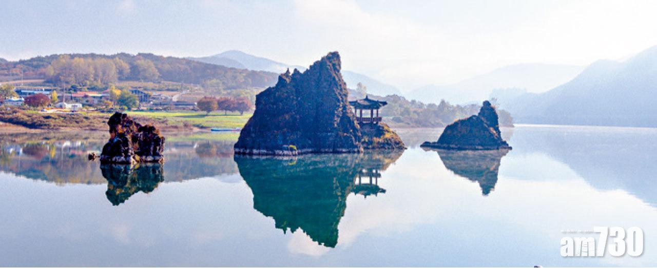 中間的一座叫的將軍峰,左邊是妾峰,右邊則是妻峰。