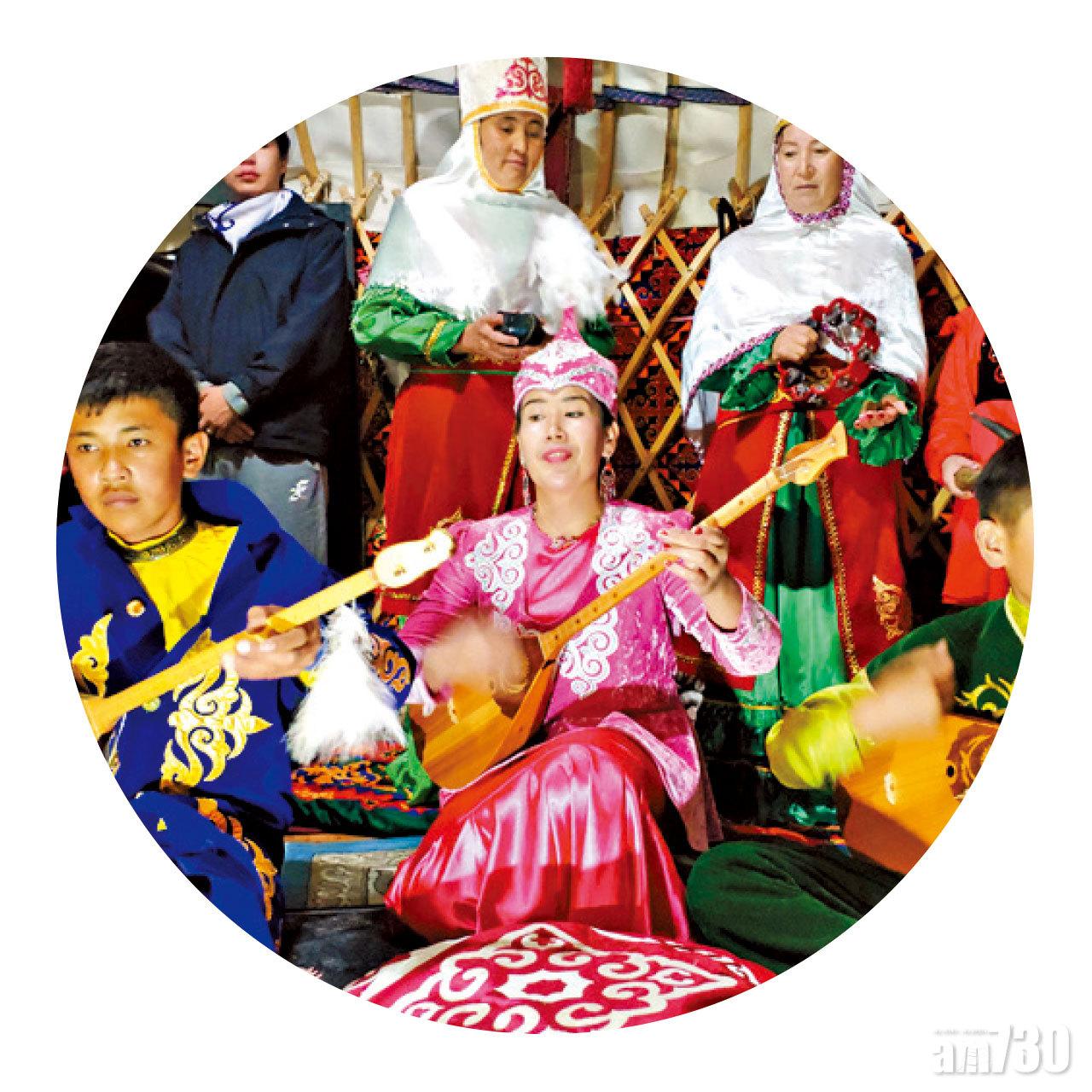 除了住宿,峽谷內的小型度假村還提供傳統牧民的文娛表演。