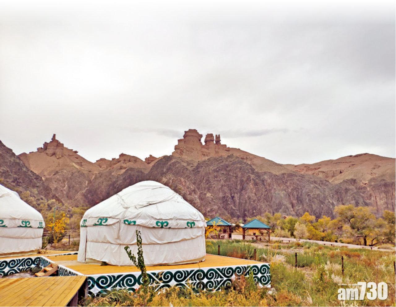 峽谷內有小型度假村,搭起傳統蒙古包住宿,供遊客在春夏秋季前來小住。