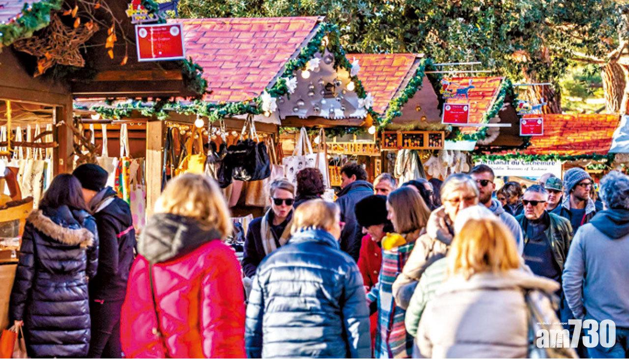 聖誕市集上排列整齊的小木屋。