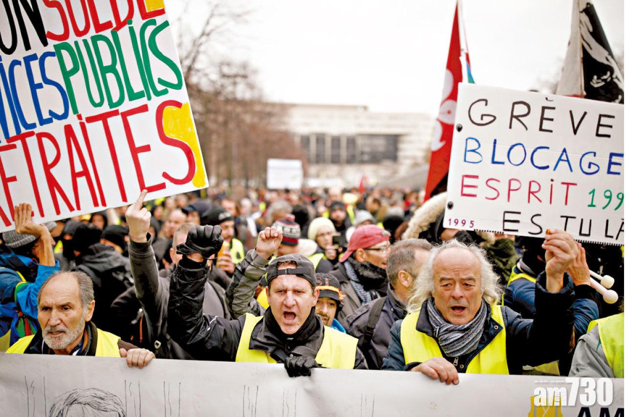 約2,000名「黃背心」前日加入工會遊行行列。(路透社)