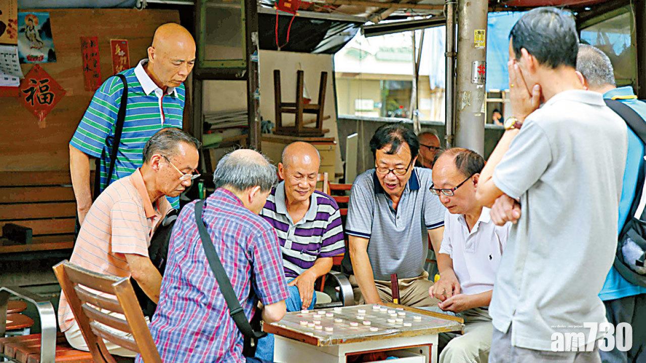 以往不少退休人士圍埋捉棋為樂。(資料圖片)