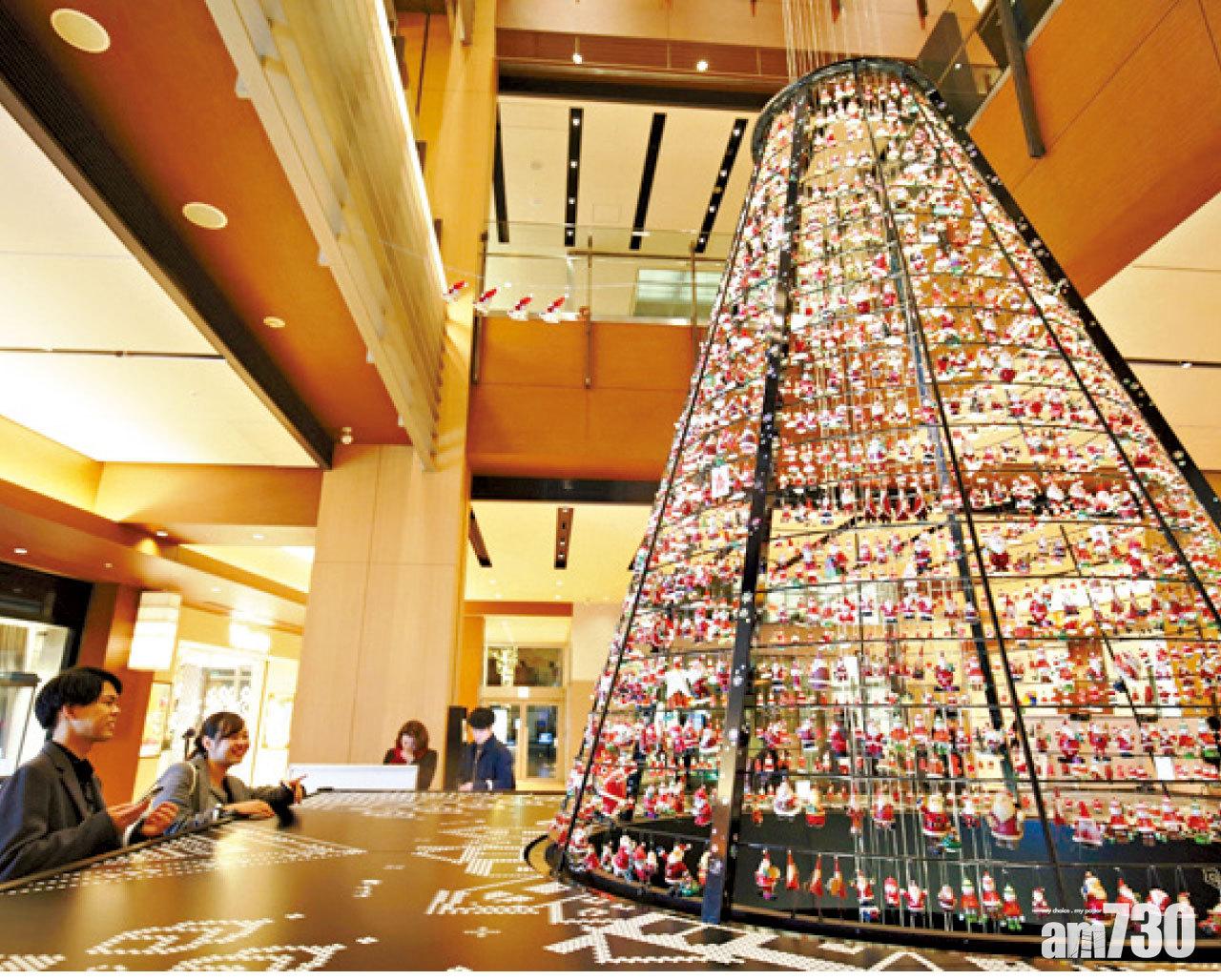 大家對樹上的迷你聖誕老人甚感興趣。