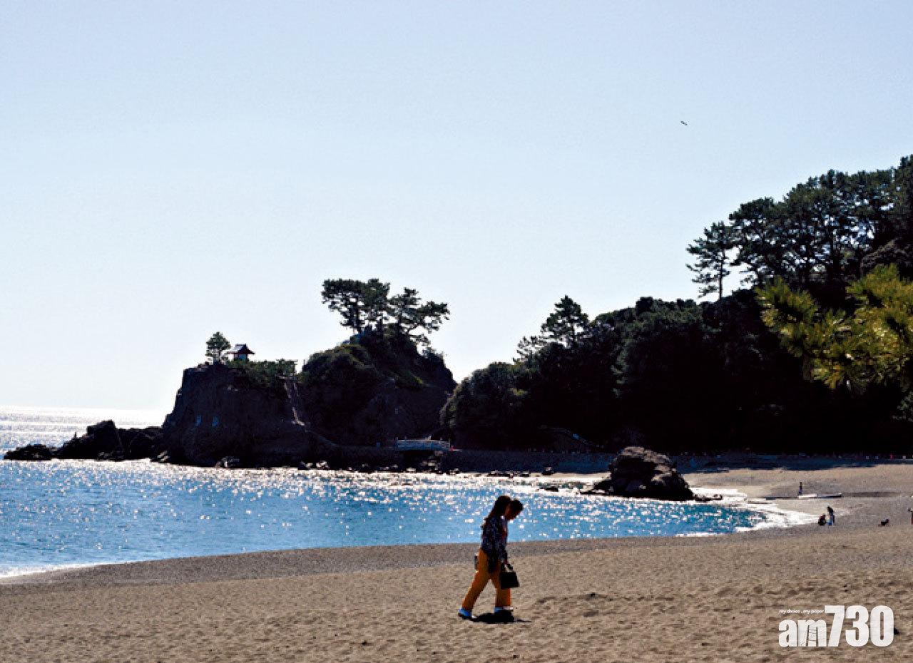 弓形的白沙海灘,灘畔種滿優雅松林,崖上還有神社和鳥居。